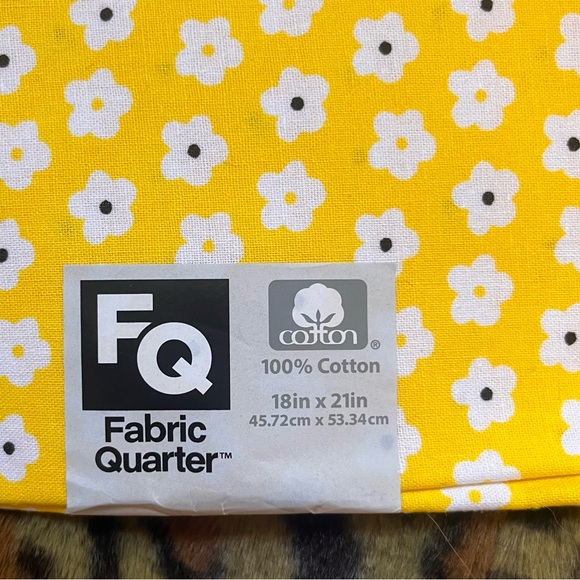 🏷️ bright yellow cotton fabric with cute daisy pattern - Picture 2 of 5